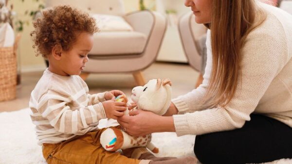 230806_-_Touch_and_play_music_plush_Sophie_la_girafe_-_playing_mode_2-small