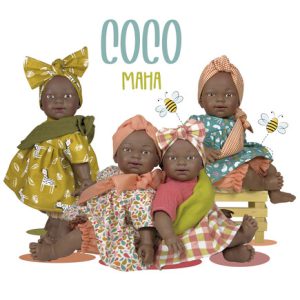 Nines D'Onil: Display Coco Mahas -κούκλα με μάρσιπο και πολύχρωμο φόρεμα