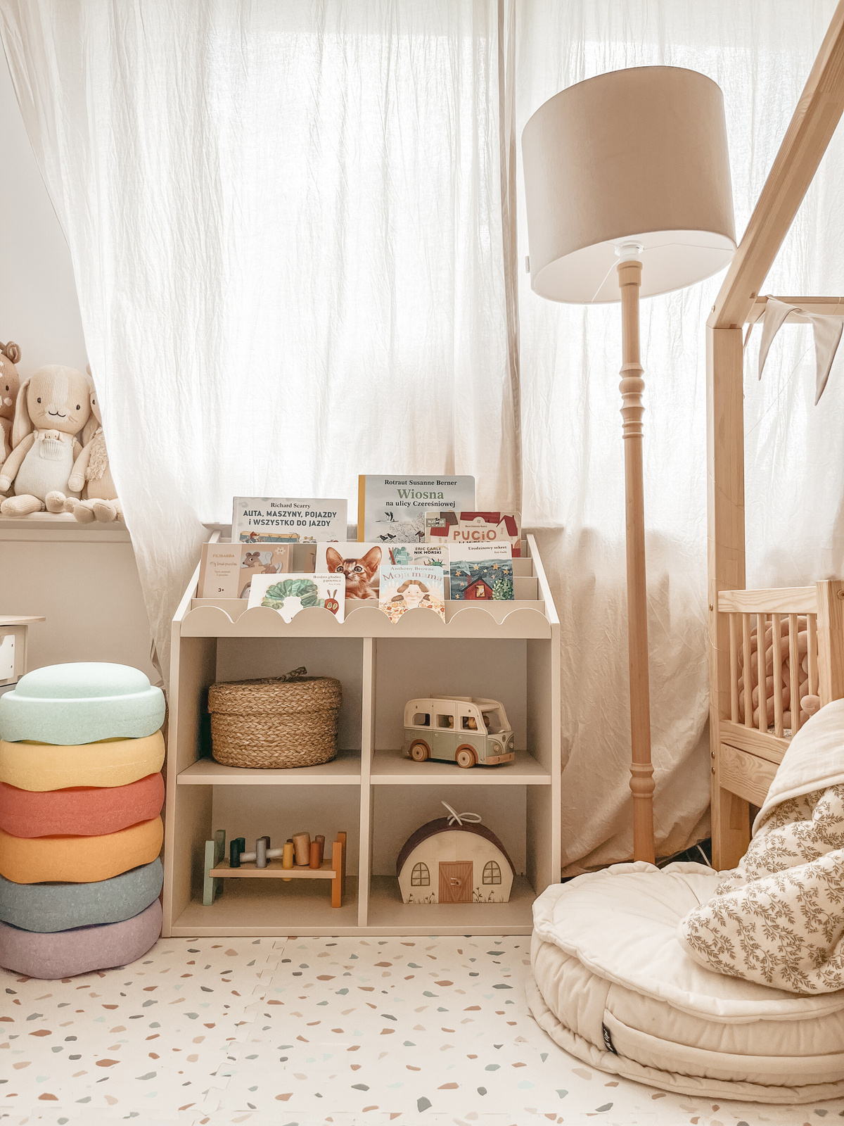 Montessori Bookshelf Book Nook latte– παιδικό βιβλίο και ράφι παιχνιδιών